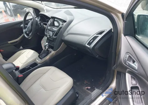 2018 Ford Focus Titanium z USA, uszkodzony, nr VIN 1FADP3J27JL279628